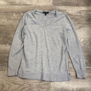 Banana Republic Women's Light Gray Merino Wool Medium V-Neck Sweater